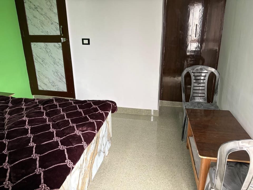 Deluxe Room | Rollaway beds, bed sheets