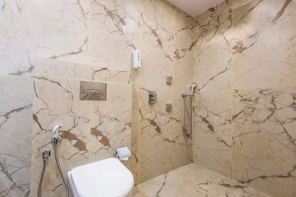 Comfort Double or Twin Room, City View | Bathroom | Towels, soap, shampoo, toilet paper