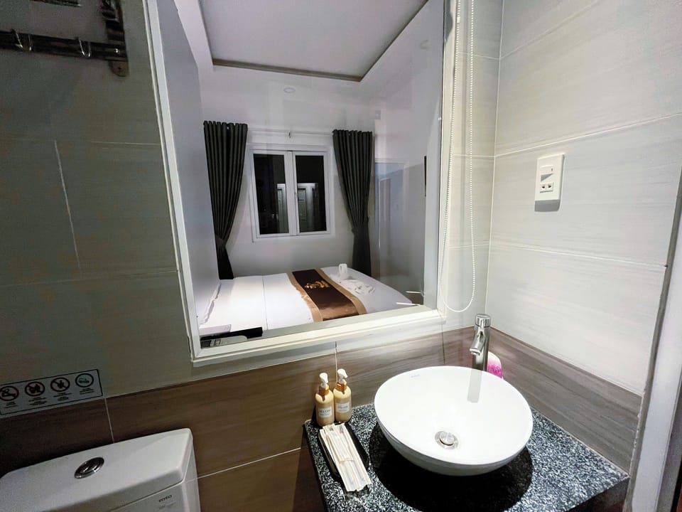 Shower, towels, shampoo, toilet paper