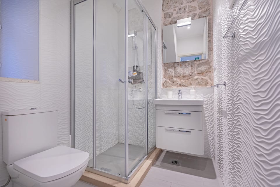 Comfort Double Room | Bathroom | Shower, free toiletries, hair dryer, towels