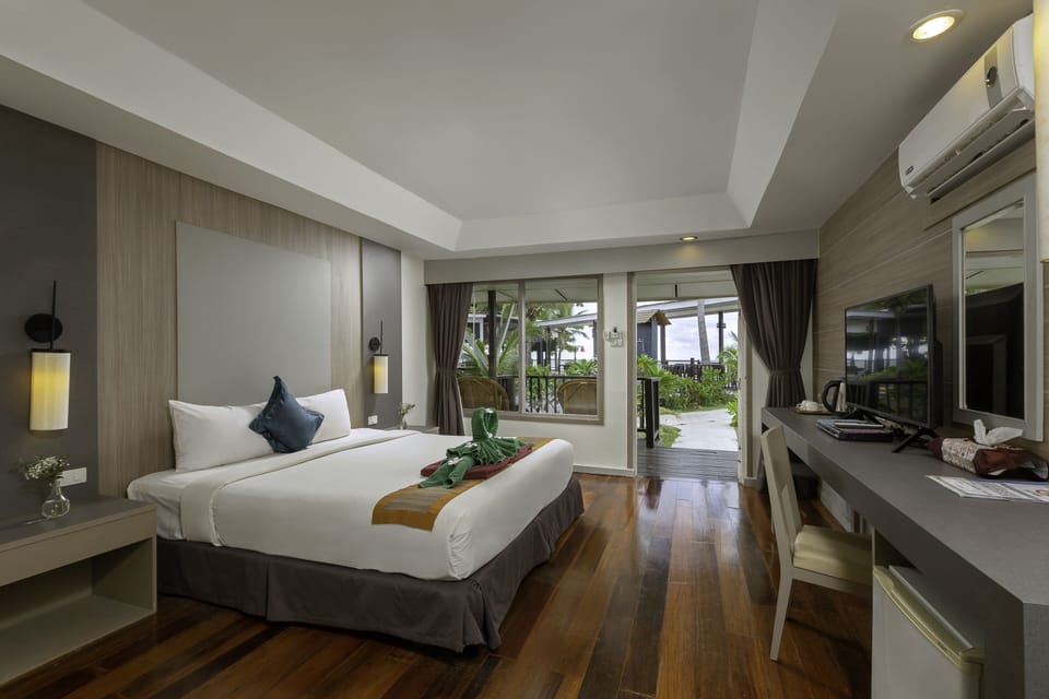 Deluxe Double or Twin Room | In-room safe, desk, laptop workspace, blackout drapes