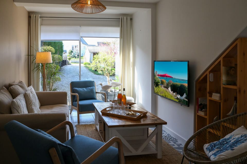 Sitting area with TV