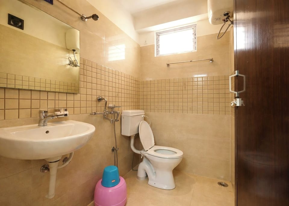 Shower, rainfall showerhead, free toiletries, bidet