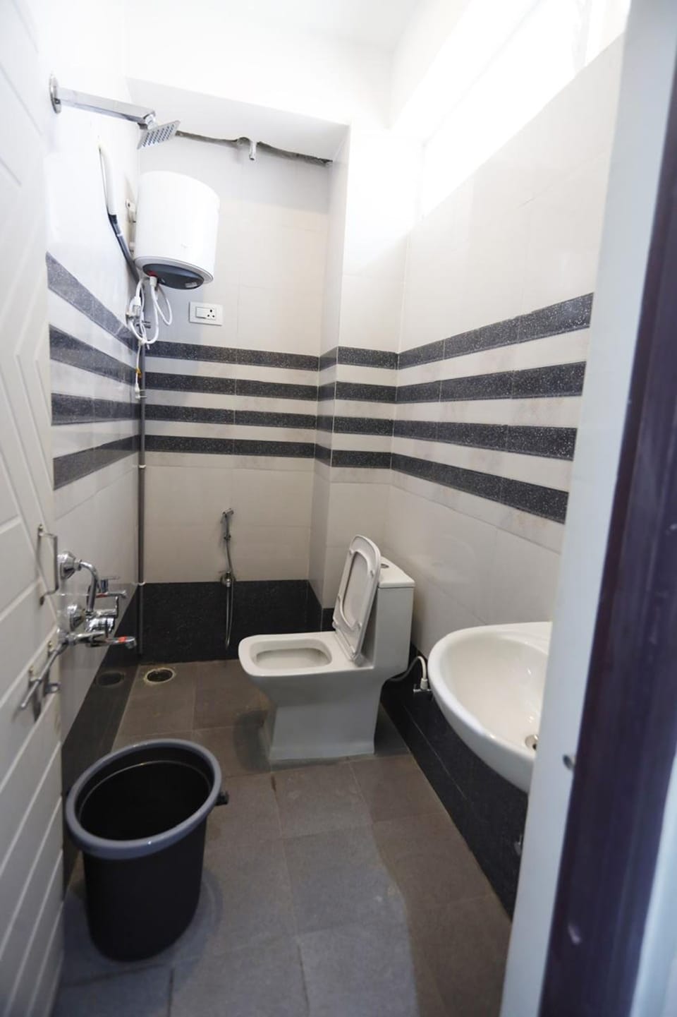 Deluxe Room | Bathroom | Shower, towels, soap, shampoo