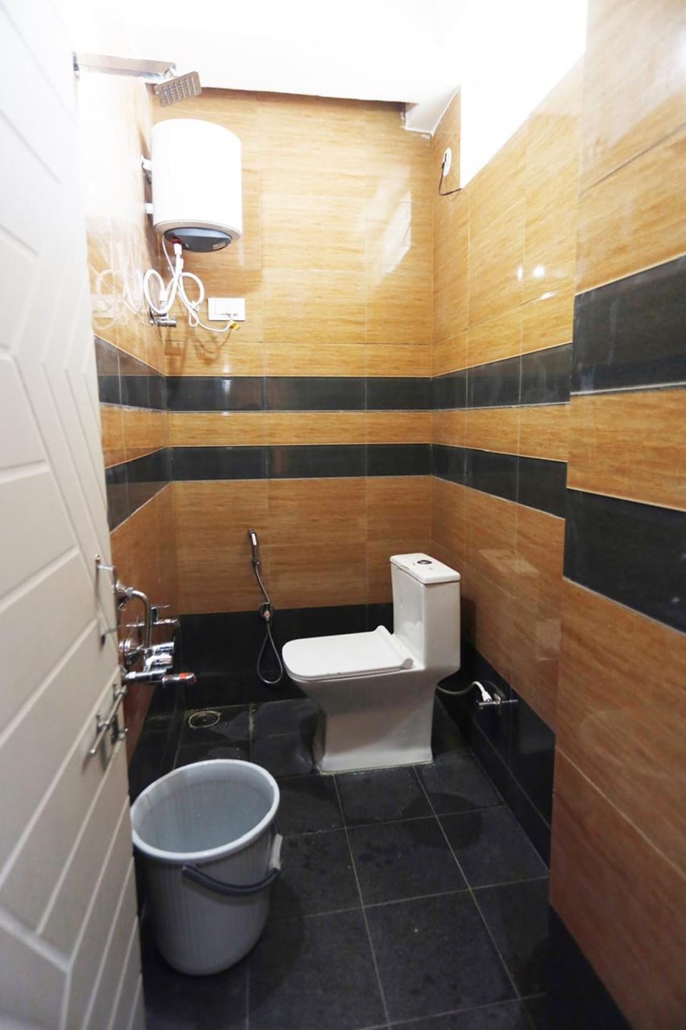 Deluxe Double Room | Bathroom | Shower, towels, soap, shampoo
