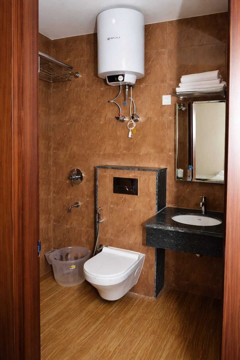 Deluxe Double Room | Bathroom | Shower, free toiletries, hair dryer, towels