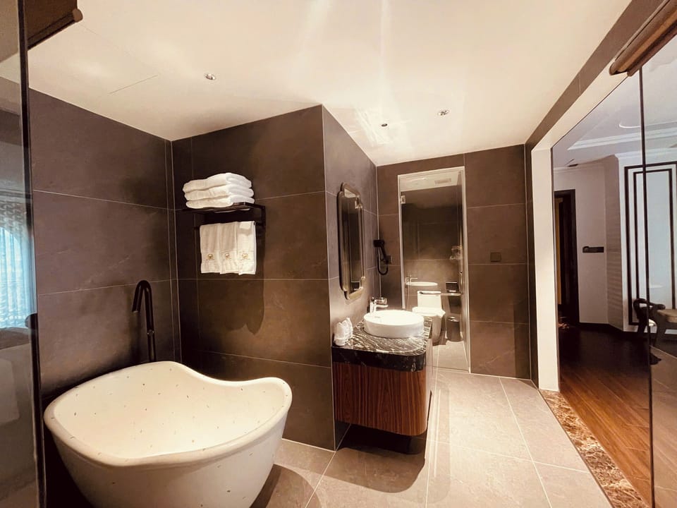 Family Room | Bathroom | Separate tub and shower, deep soaking tub, rainfall showerhead