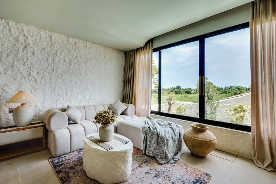 Deluxe Suite, Pool View | Living area