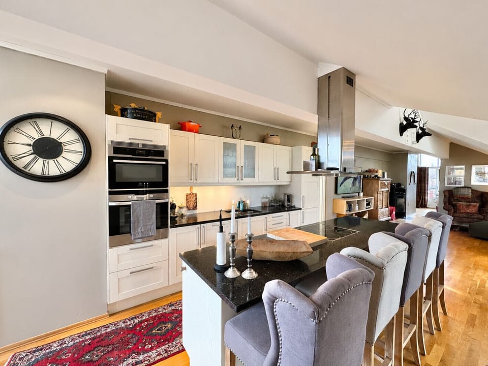 Full equiped kitchen with dining area