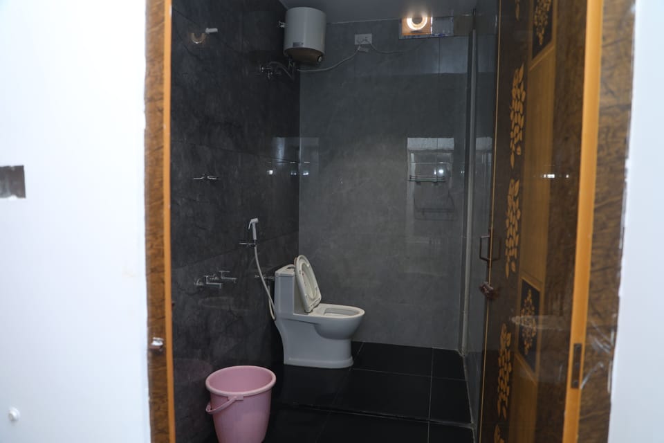 Superior Double Room | Bathroom | Separate tub and shower, towels, soap, shampoo
