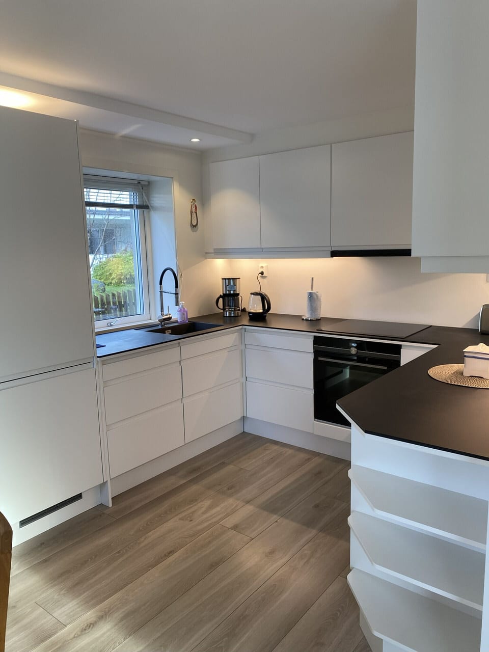 Modern kitchen fully equipped.