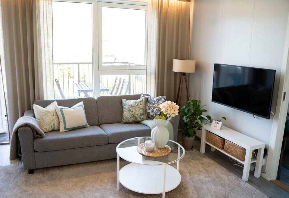 Cosy living room with a TV and access to the balcony.
