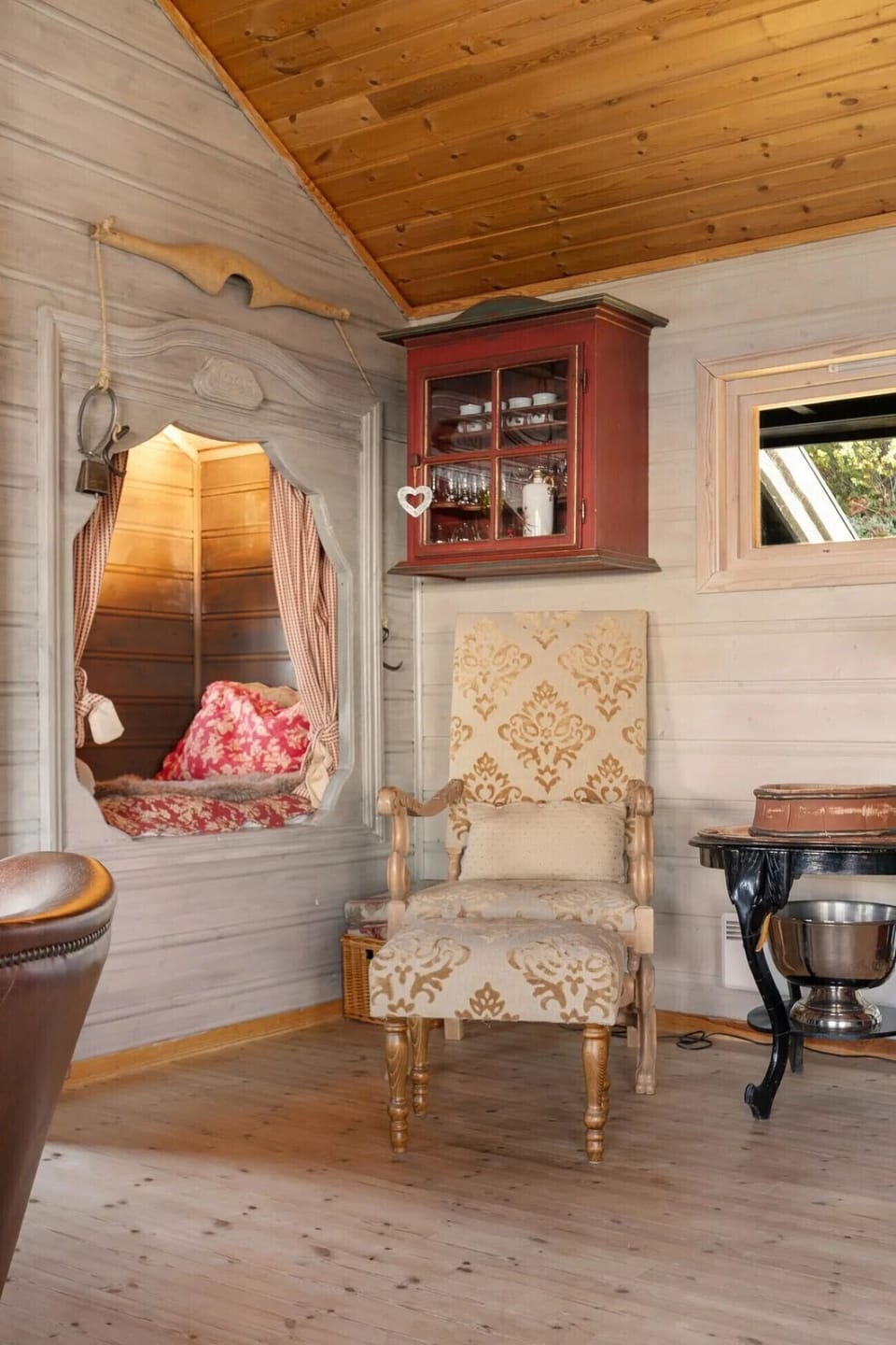Sleep alcove in the cabin with a 150x200cm bed