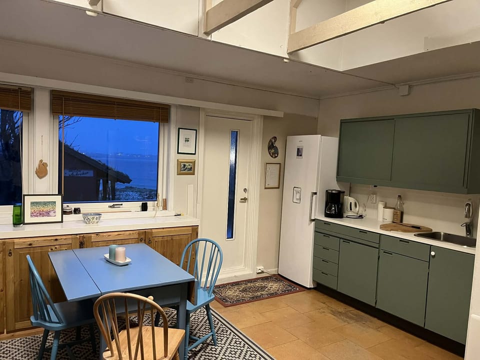 The kitchen has a large air fryer and a portable cocking top available.
