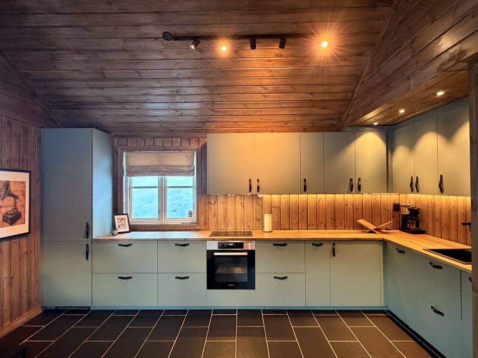 New and modern kitchen with everything you need to prepare meals.