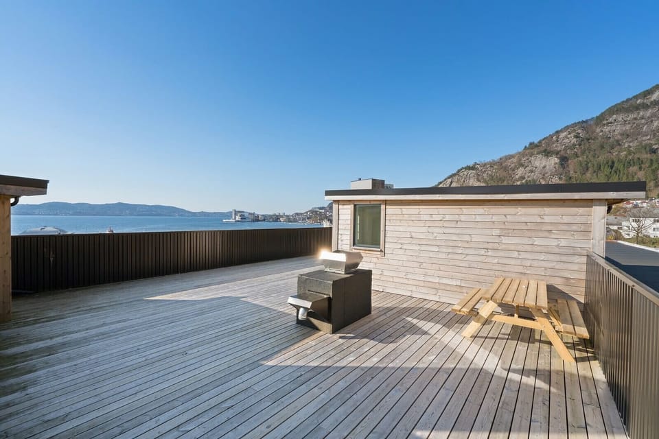 The building has a shared roof terrace with amazing views!