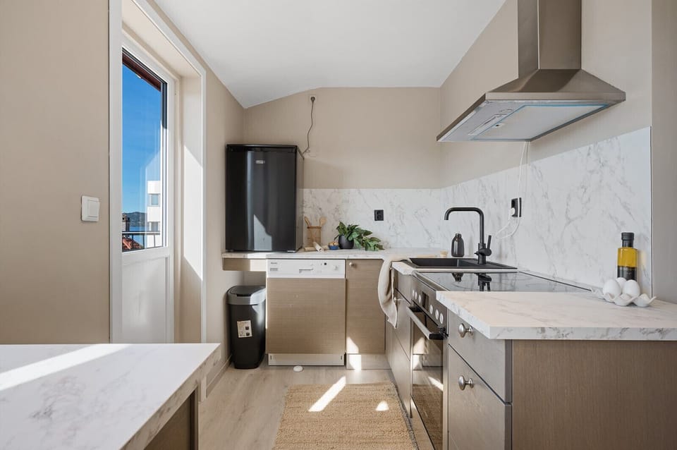 Practical kitchen with access to the balcony