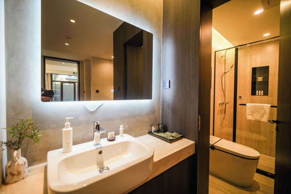 Exclusive Double Room, 1 Queen Bed | Bathroom | Shower, free toiletries, hair dryer, towels