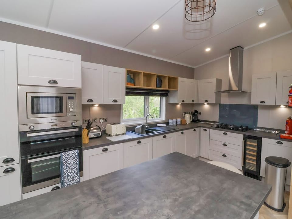 16 Manleigh Park