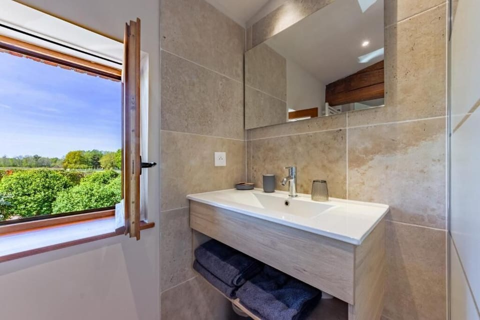 Comfort Quadruple Room, Garden View | Bathroom