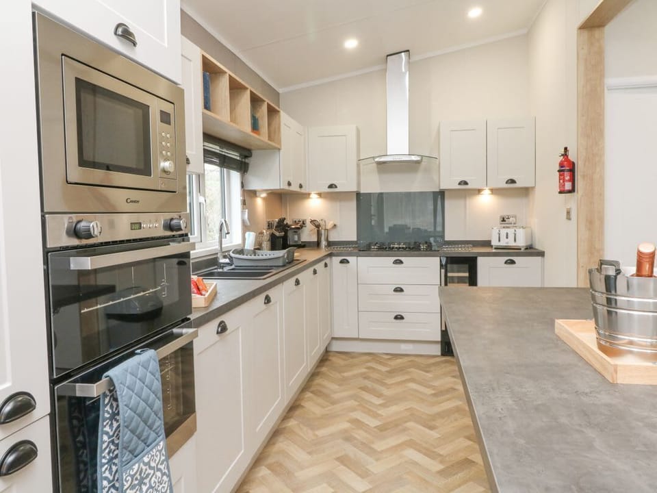 18 Manleigh Park