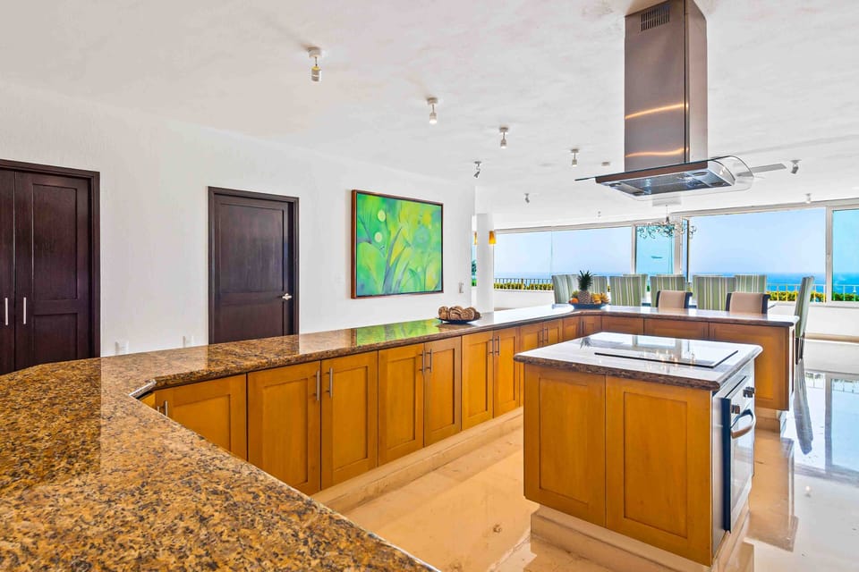 Spacious layout with a fully equipped kitchen and large dining table—perfect for group meals and gatherings.