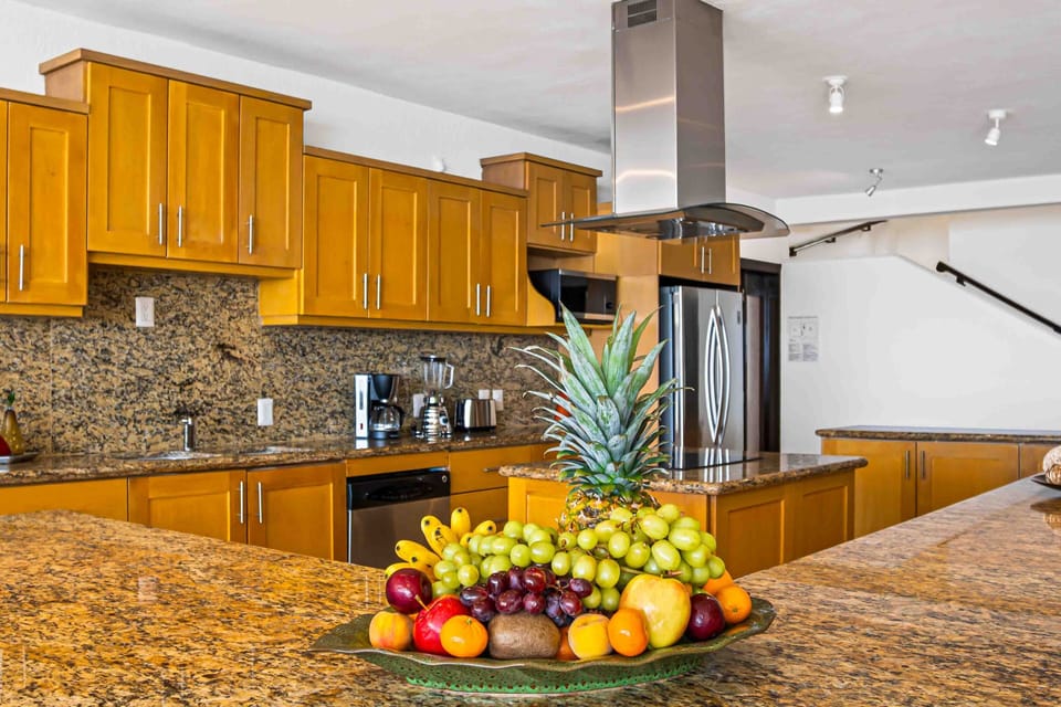 Spacious layout with a fully equipped kitchen and large dining table—perfect for group meals and gatherings.