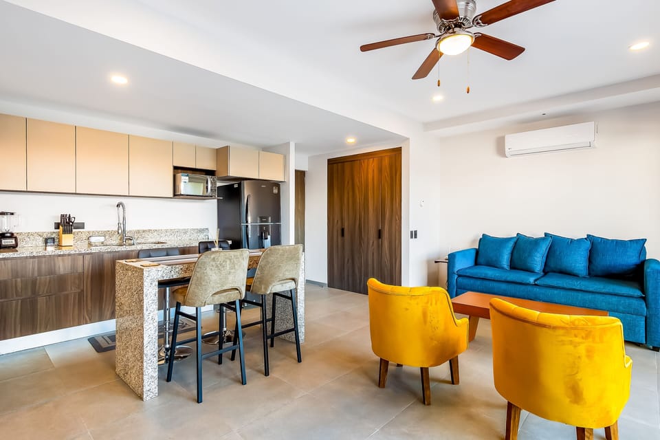 Open space combining comfort, light, and ocean views.