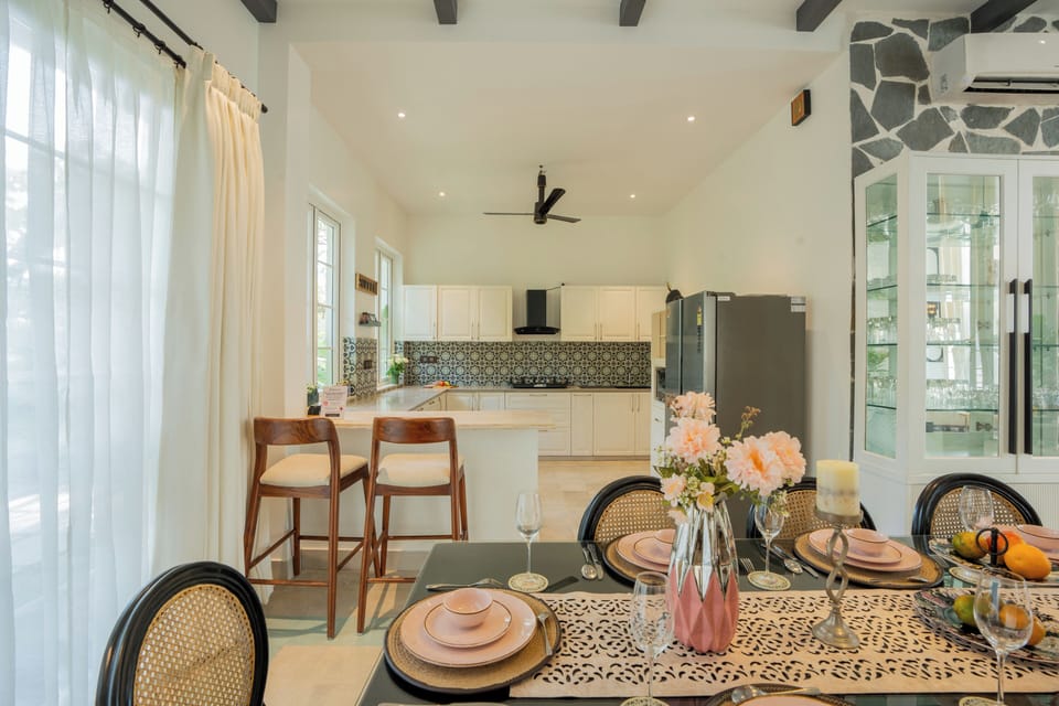 Luxury Villa, Balcony, Garden View | Dining