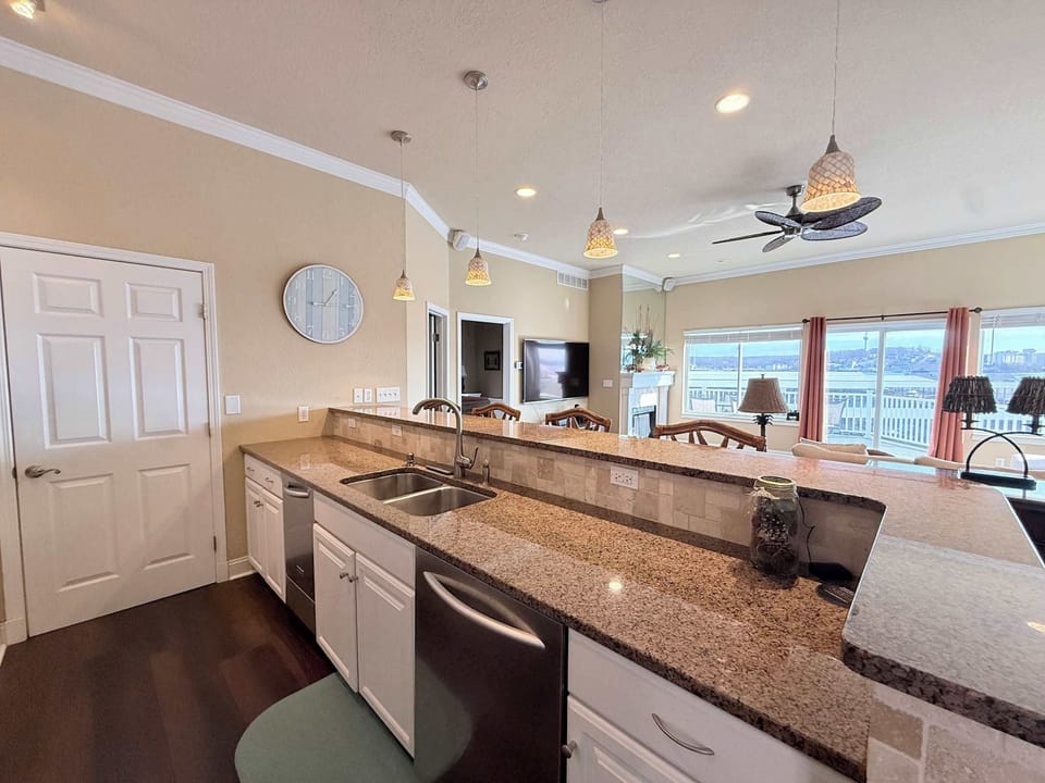 House, Multiple Beds, Balcony (Malibu Sunrise) | Private kitchen