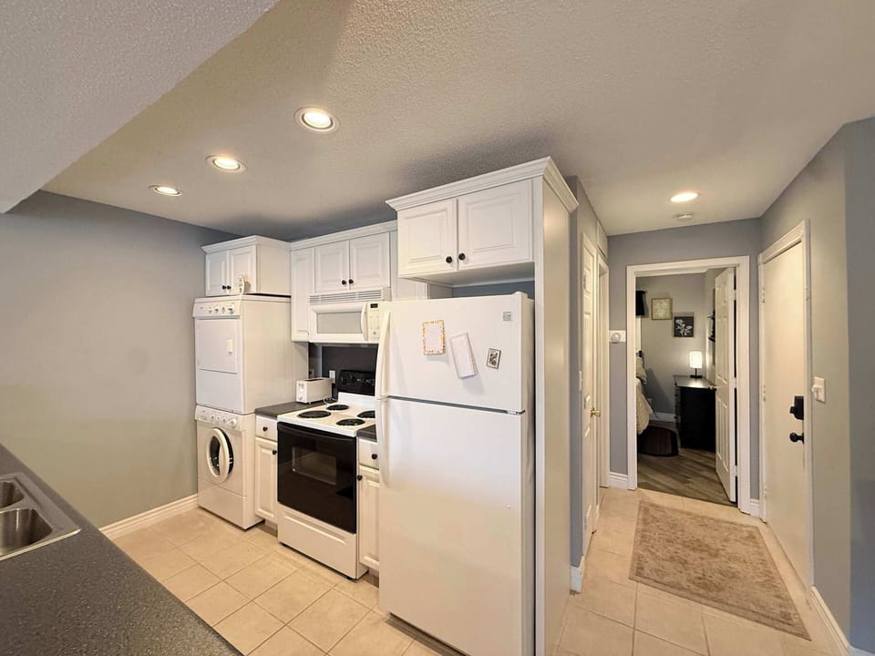Condo, 1 Queen Bed with Sofa bed, Balcony (Harbor Hideout) | Private kitchen