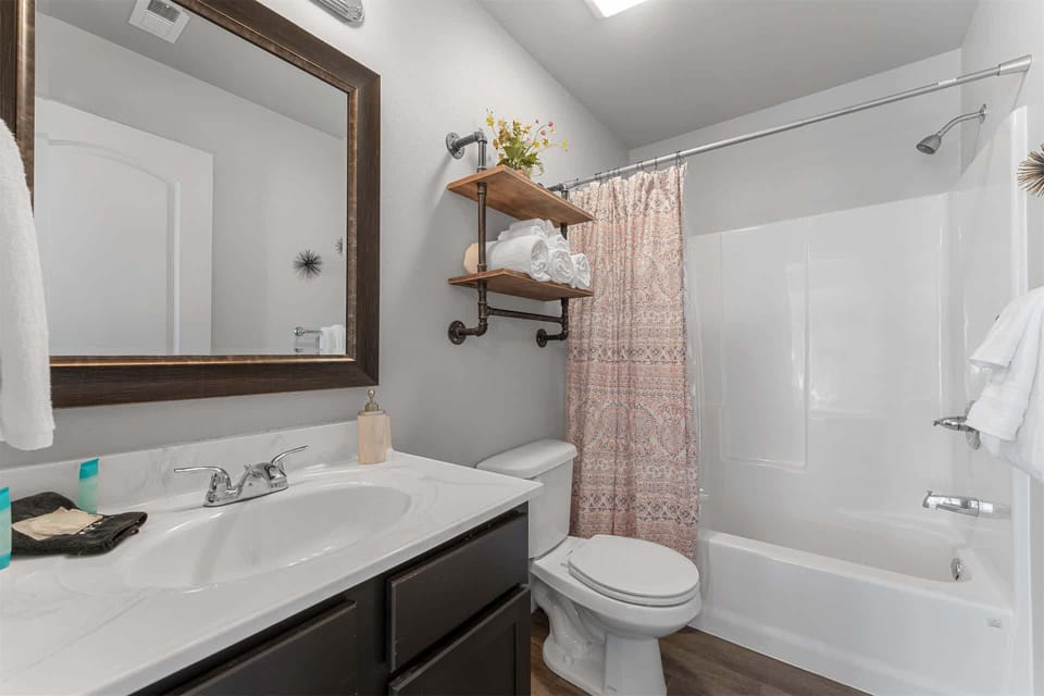 Trolly Inn Hot Tub, Walkable House in Branson