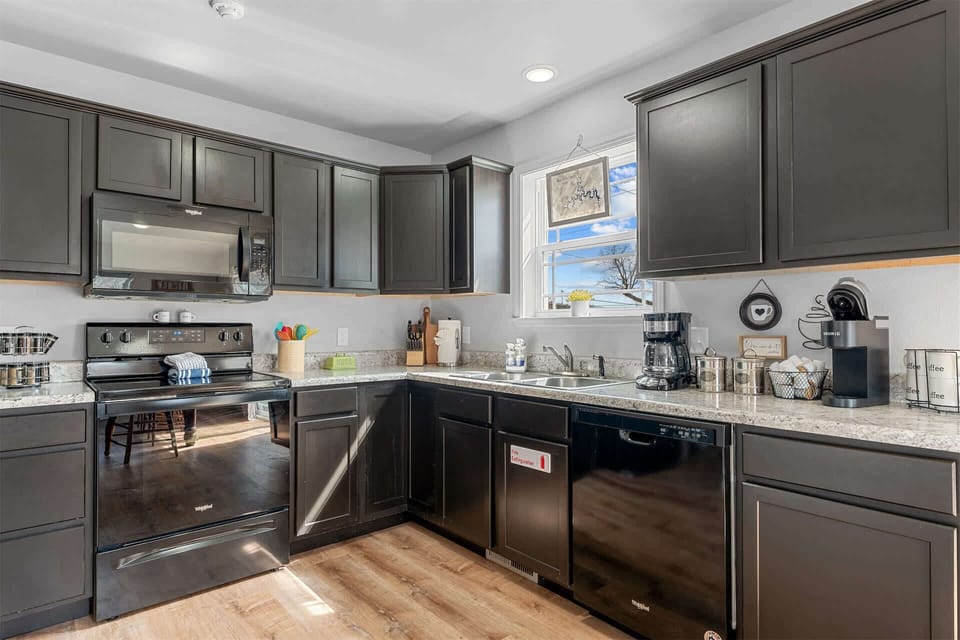 House, Multiple Beds, Hot Tub, Garden View (Trolly Inn) | Private kitchen