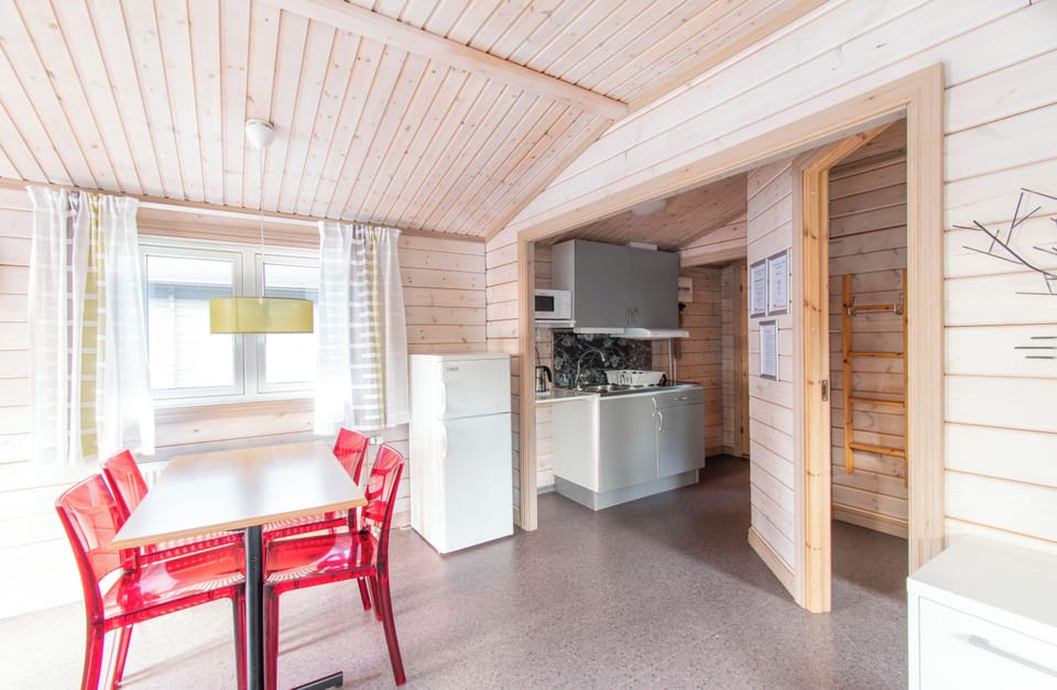 Cottage, 2 Bedrooms | Private kitchenette | Cookware/dishes/utensils