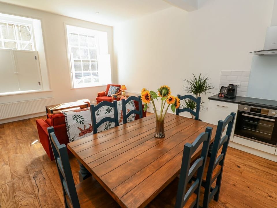 2 Regent Mews