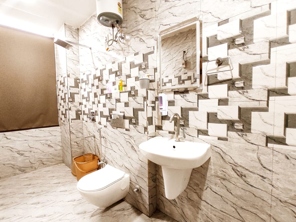 Classic Double Room | Bathroom | Shower, towels, soap, shampoo