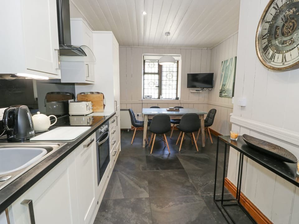 Bwthyn y Coediwr (The Woodcutters Cottage)