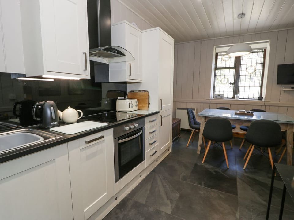 Bwthyn y Coediwr (The Woodcutters Cottage)