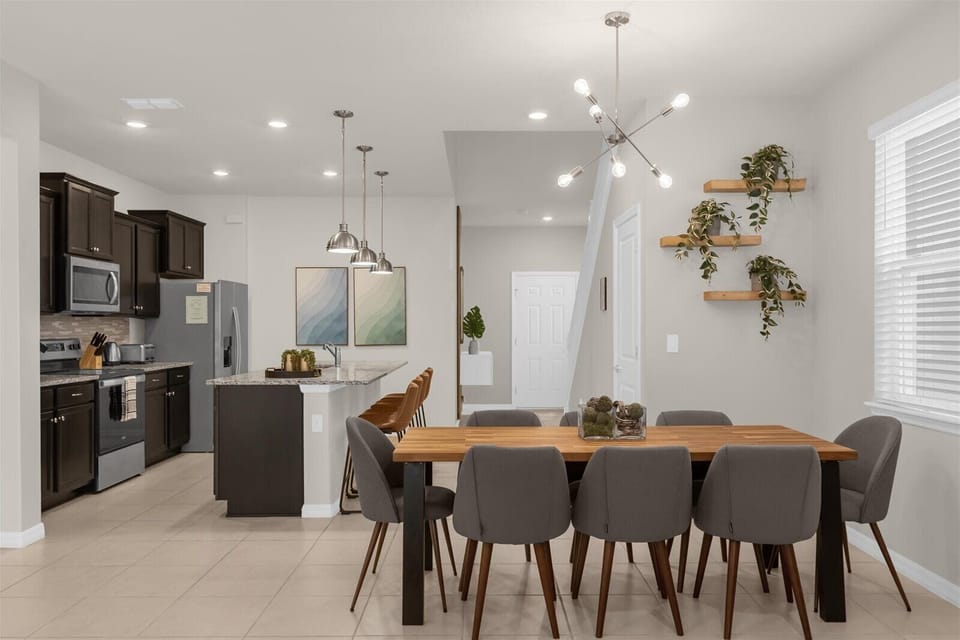 Dining Area for 8 People & Breakfast Bar for 4 People