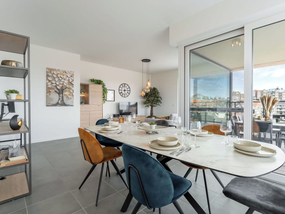 Furniture, Flooring, Floor, Chair, Apartment, Kitchen & Dining Room Table, Dining Room, Houseplant, Design, Desk