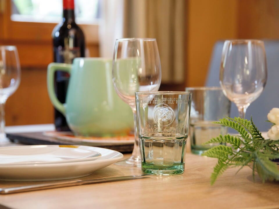 Tableware, Drinkware, Serveware, Table, Barware, Dishware, Glass, Porcelain, Furniture, Stemware