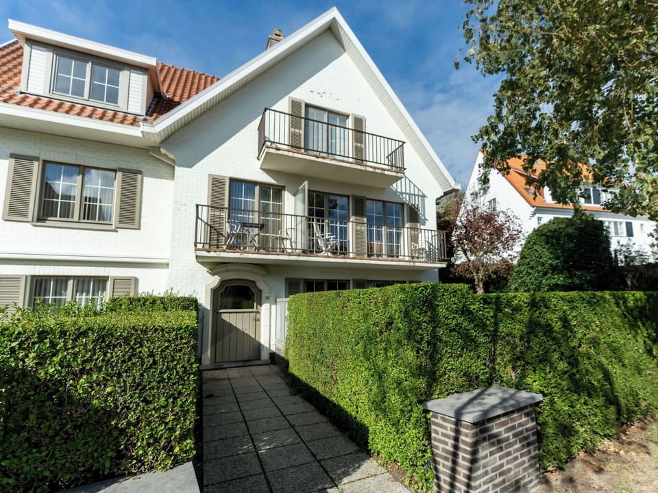 Building, Wall, Window, Residential Area, House, Home, Facade, Shrub, Neighbourhood, Architecture