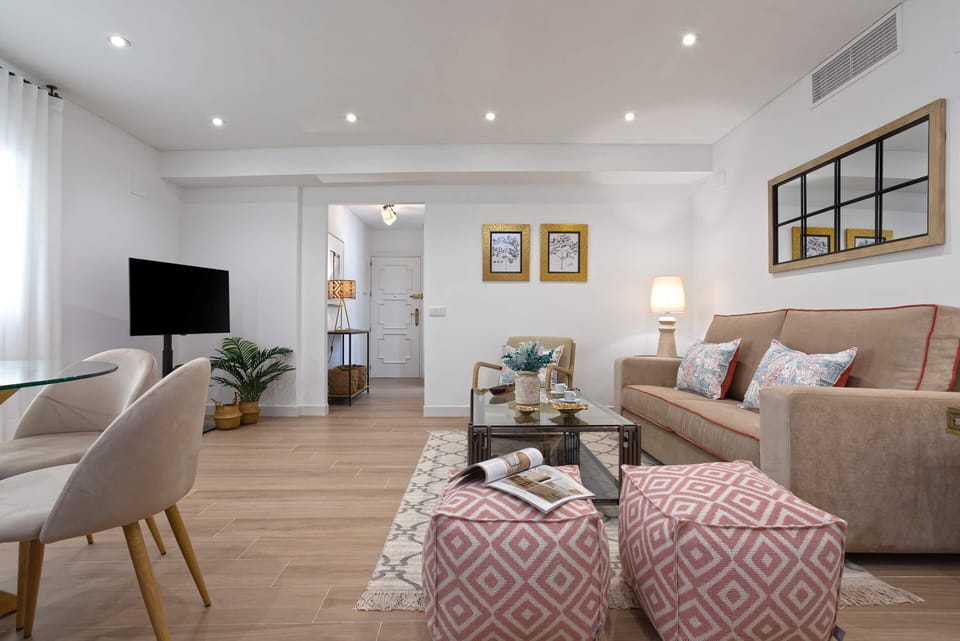 Apartment (3 Bedrooms) | Living area