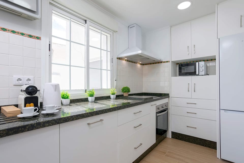 Apartment (3 Bedrooms) | Private kitchen | Fridge, microwave, oven, stovetop