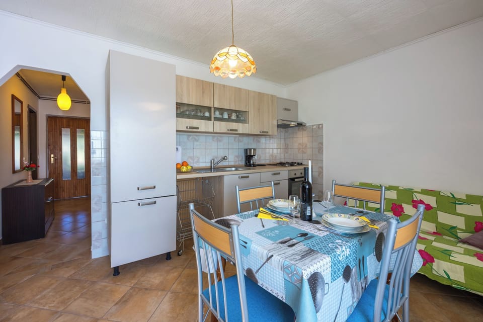 Family Apartment, 1 Bedroom, Terrace (Apartment Lea Puče) | Dining