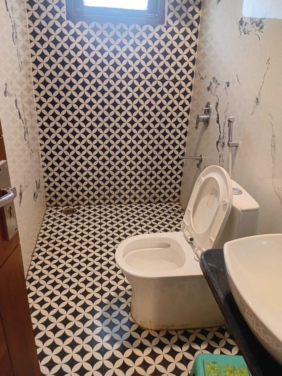 Deluxe Room | Bathroom | Shower, towels, soap, shampoo