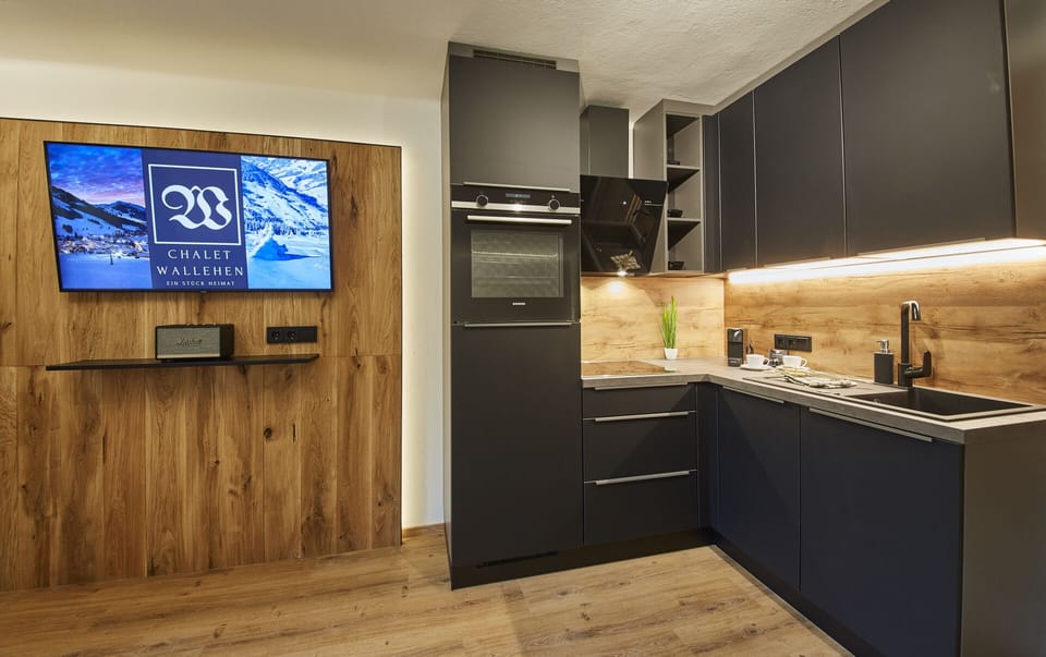 Design Condo, Balcony, Mountain View | Private kitchen