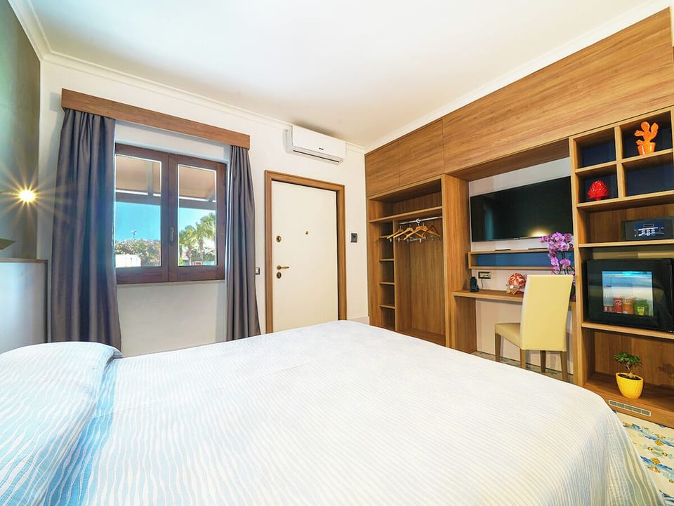 Comfort Double or Twin Room, Patio | In-room safe, desk, cribs/infant beds, free WiFi