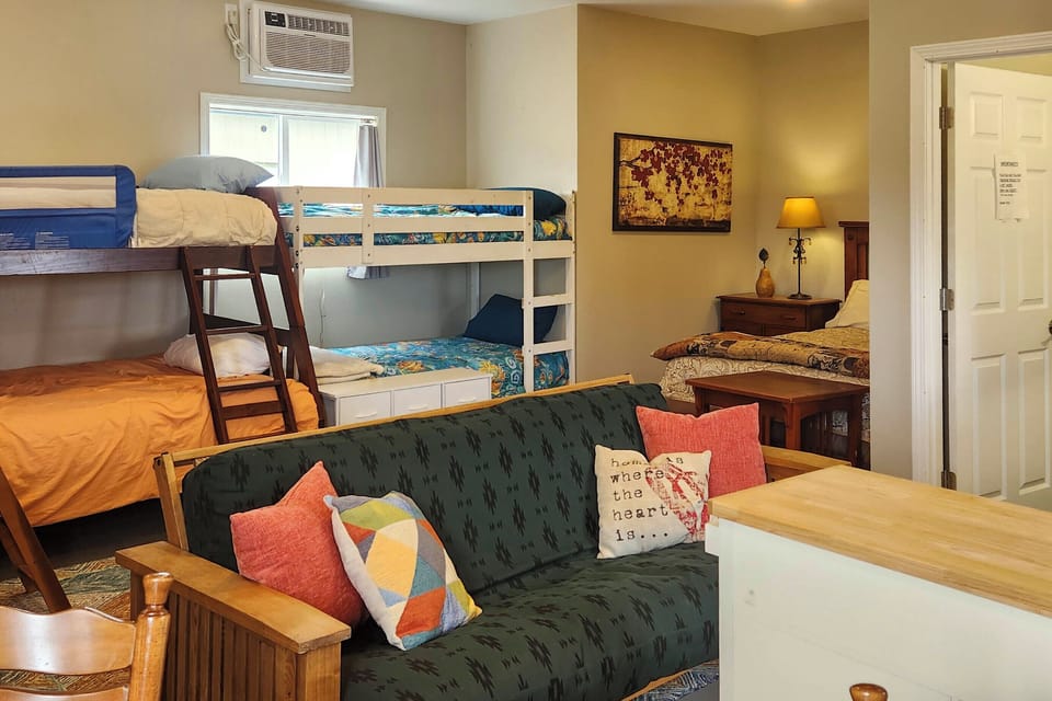 Ozarks Group Retreat w/ Sports Courts & Farm! Apartment in Missouri