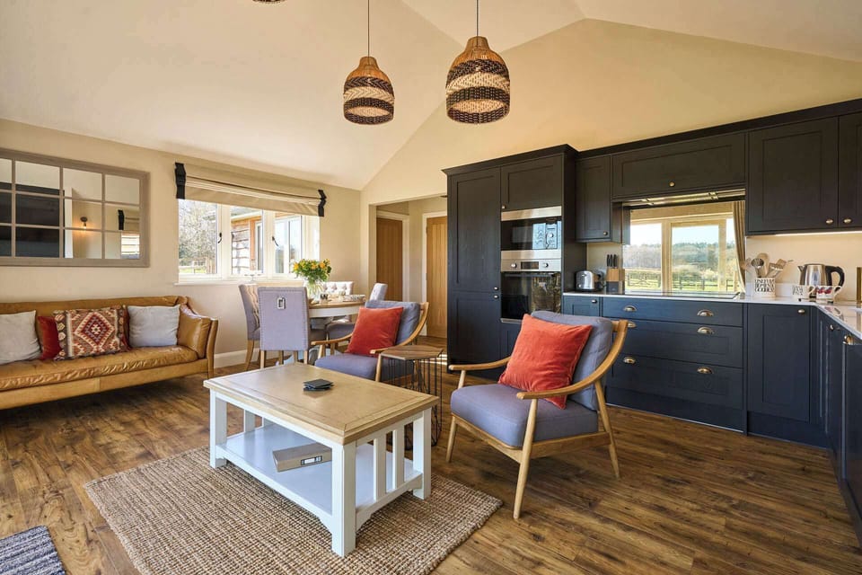 Mole Cottage, Swannington - Host & Stay